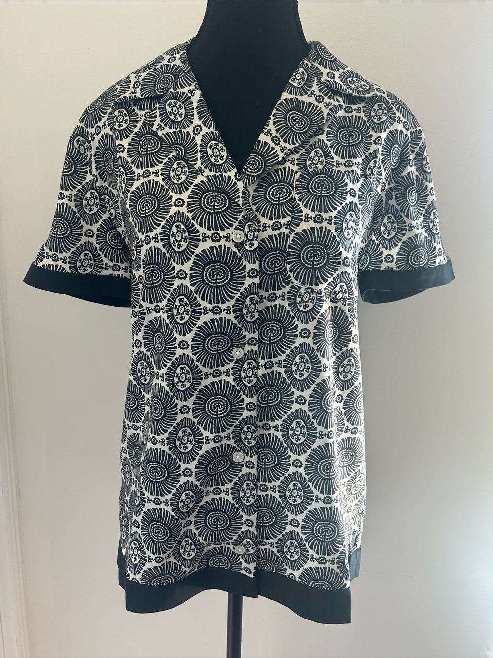 SOLID & STRIPED Black and White Printed Short Sleeve V-Neck Top